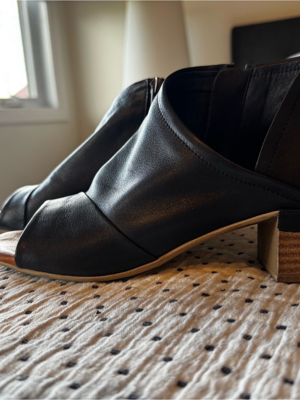 Size EU 39/9 US Women’s Black Leather Open-Toe Block Heel Sandals